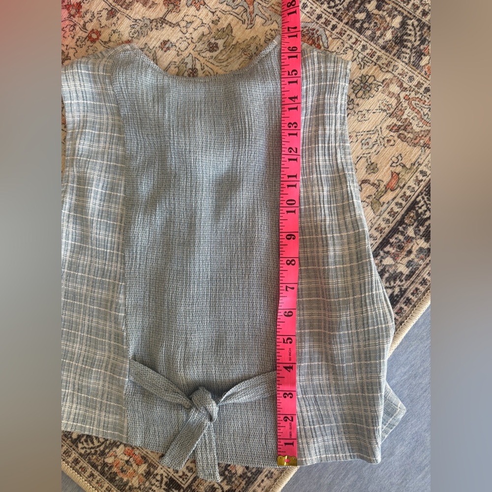 Pretty Lightweight Cropped Vest - Picture 8 of 9